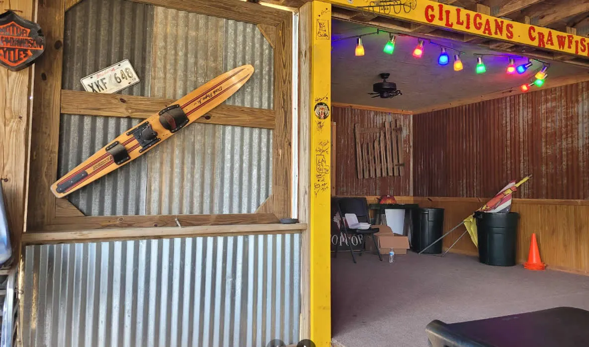  Check out nearby Gilligans On The Bend for good food and live music.